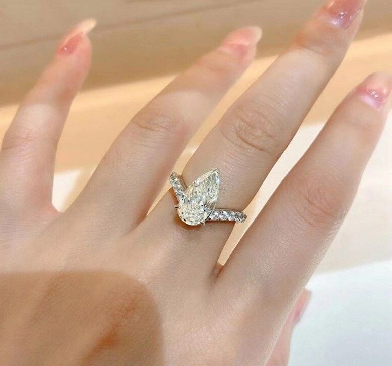 Elegant Water Drop PT950 Platinum Open Ring