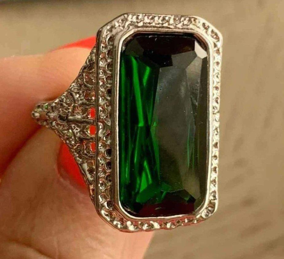 Vintage Emerald Green Cut Retro Hollow Antique Silver Ring
