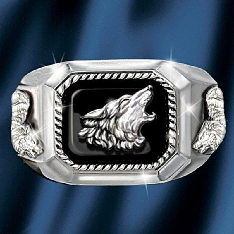 Retro Howling Wolf Silver Totem Signet Ring