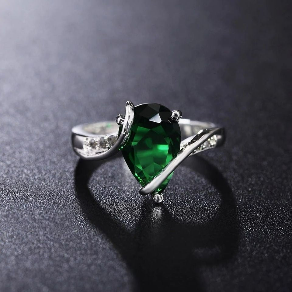 925 Sterling Silver Big Emerald Green Teardrop Ring