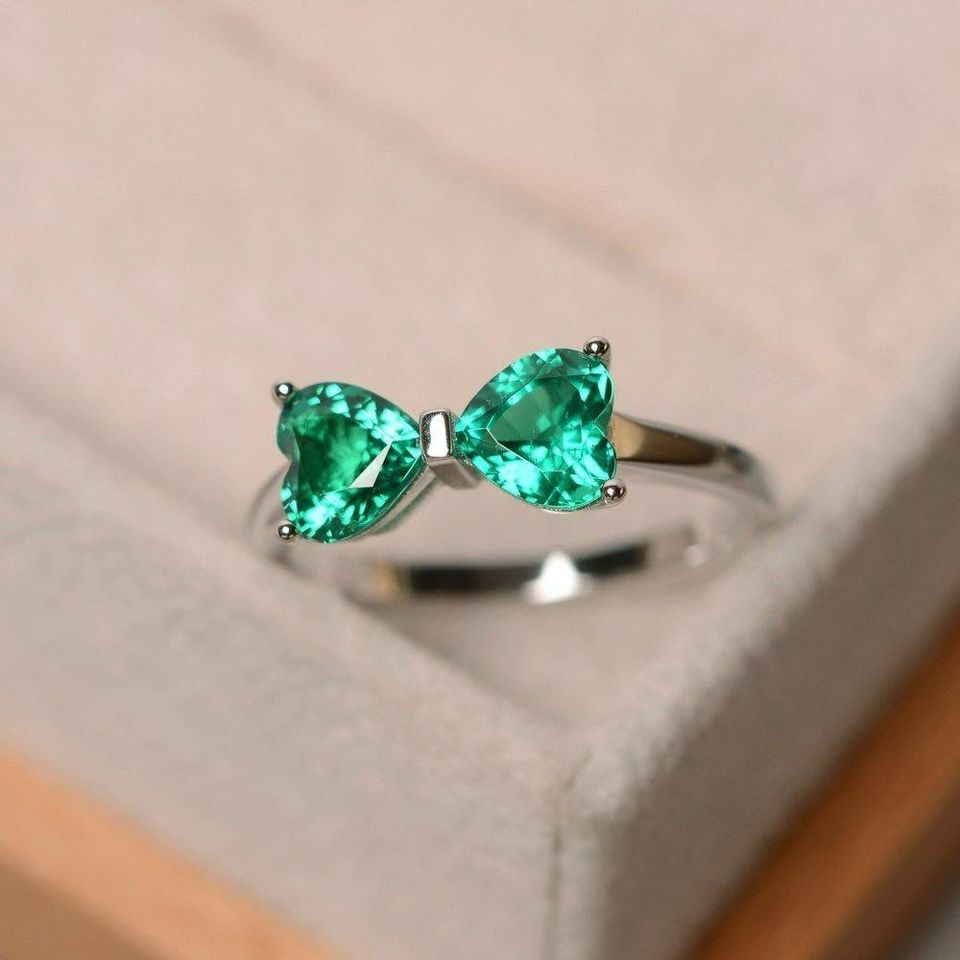 Elegant Emerald Green Bowknot Ribbon Silver Ring