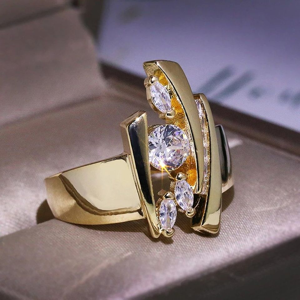 Unique Natural White Gemstone Gold Anillos Ring