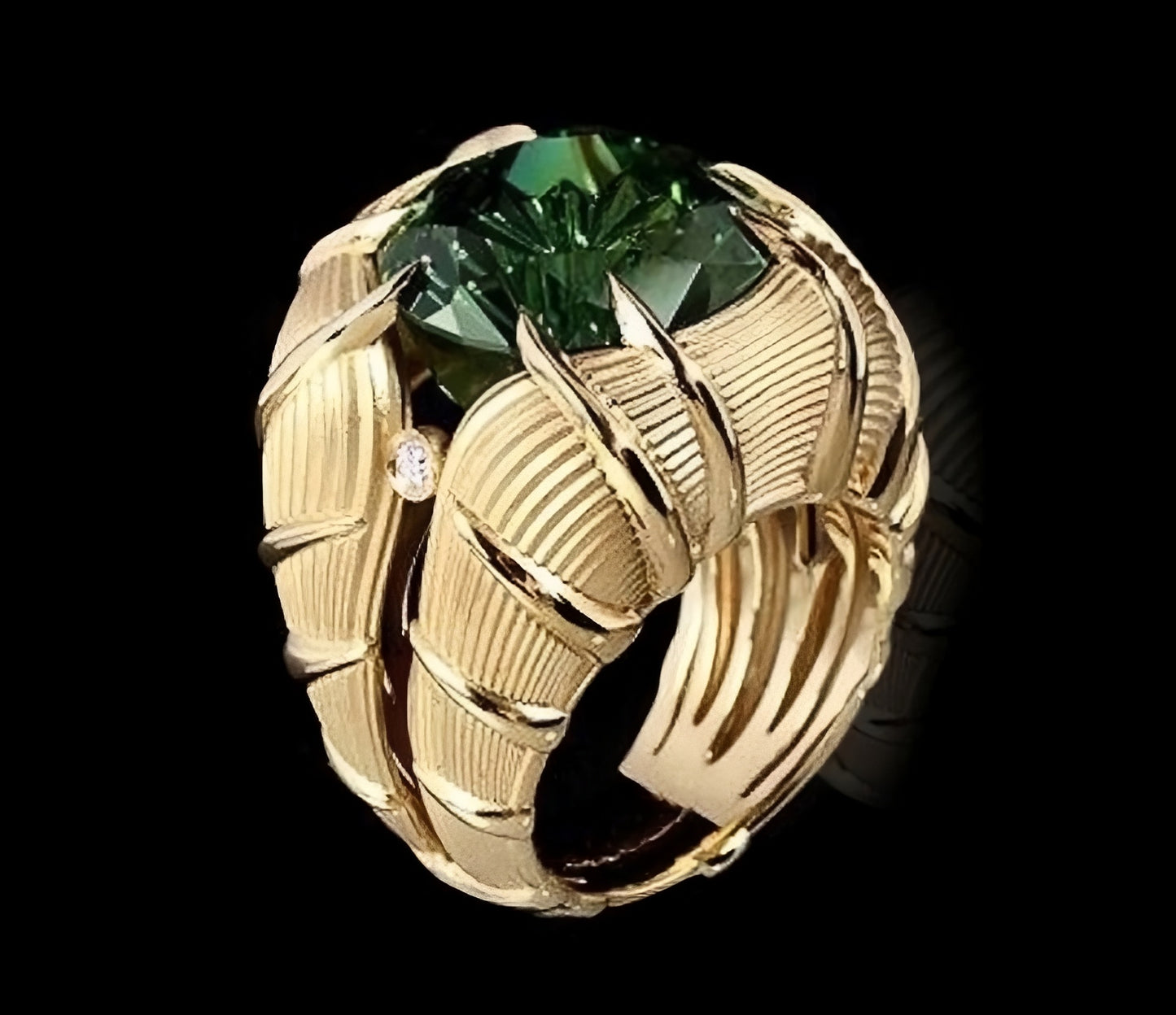 Vintage-Style Gold-Tone Sculpted Ring with Round-Cut Emerald-Green Faceted Stone