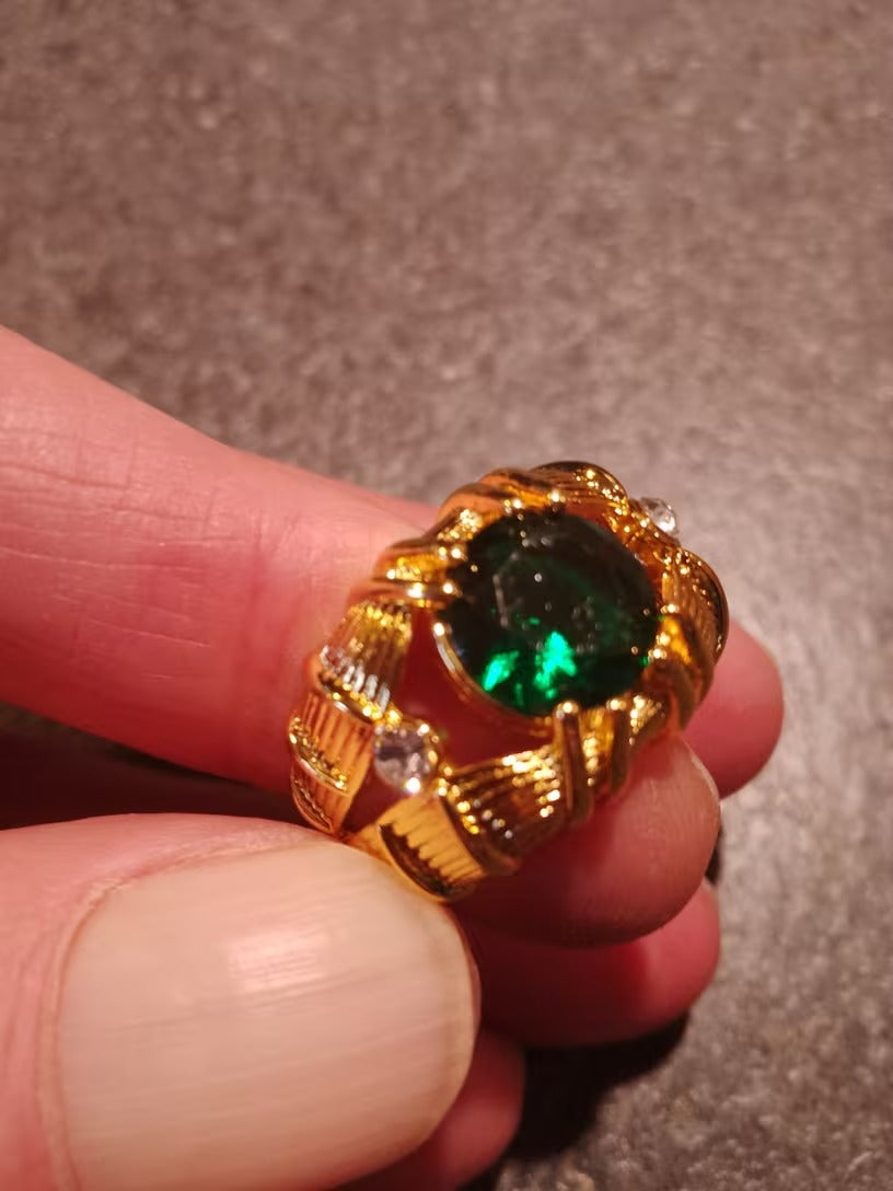 Vintage-Style Gold-Tone Sculpted Ring with Round-Cut Emerald-Green Faceted Stone