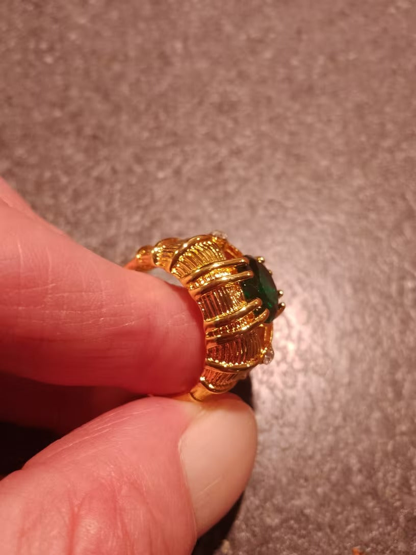 Vintage-Style Gold-Tone Sculpted Ring with Round-Cut Emerald-Green Faceted Stone
