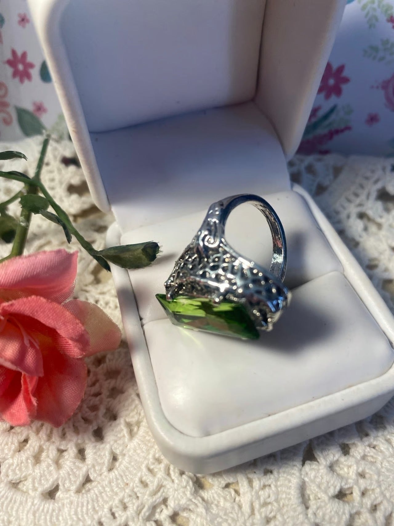Retro Hollow Green Topaz Antique Silver Filigree Ring